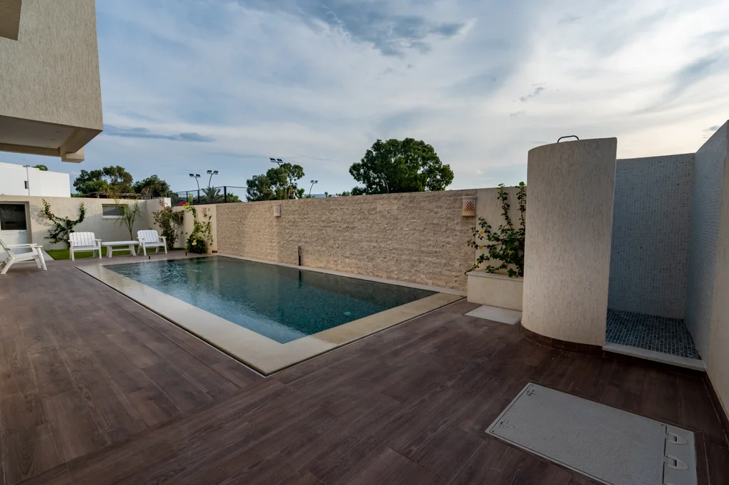 Jardin et piscine au crépuscule